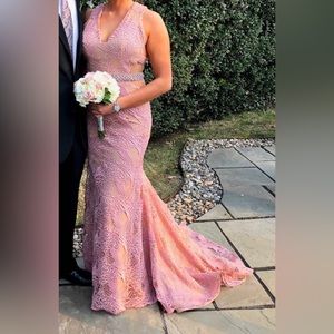 Formal dress. Worn once for a few hours 

Will add brand and size shortly!